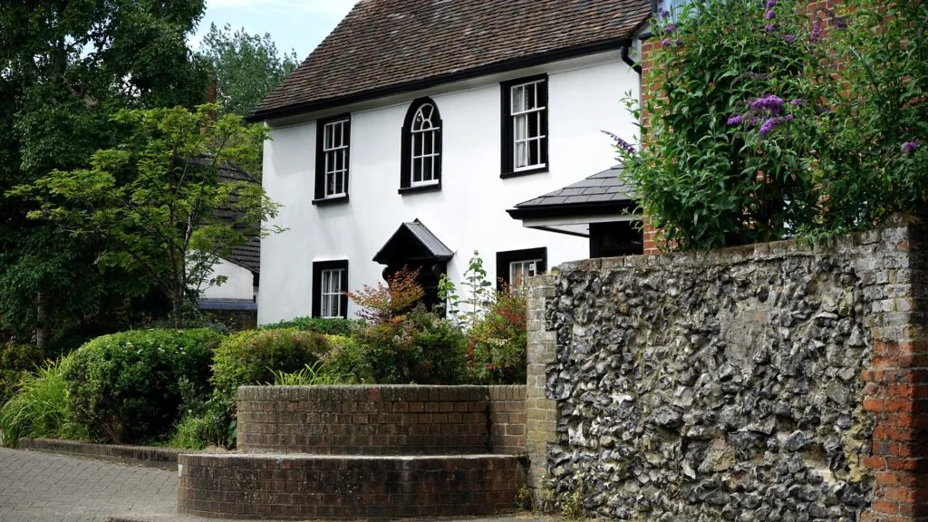 Creating a Beautiful Front Garden – Some Helpful Tips
