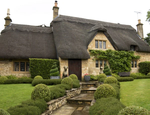 Cotswold garden with dwarf boxwood shrubs