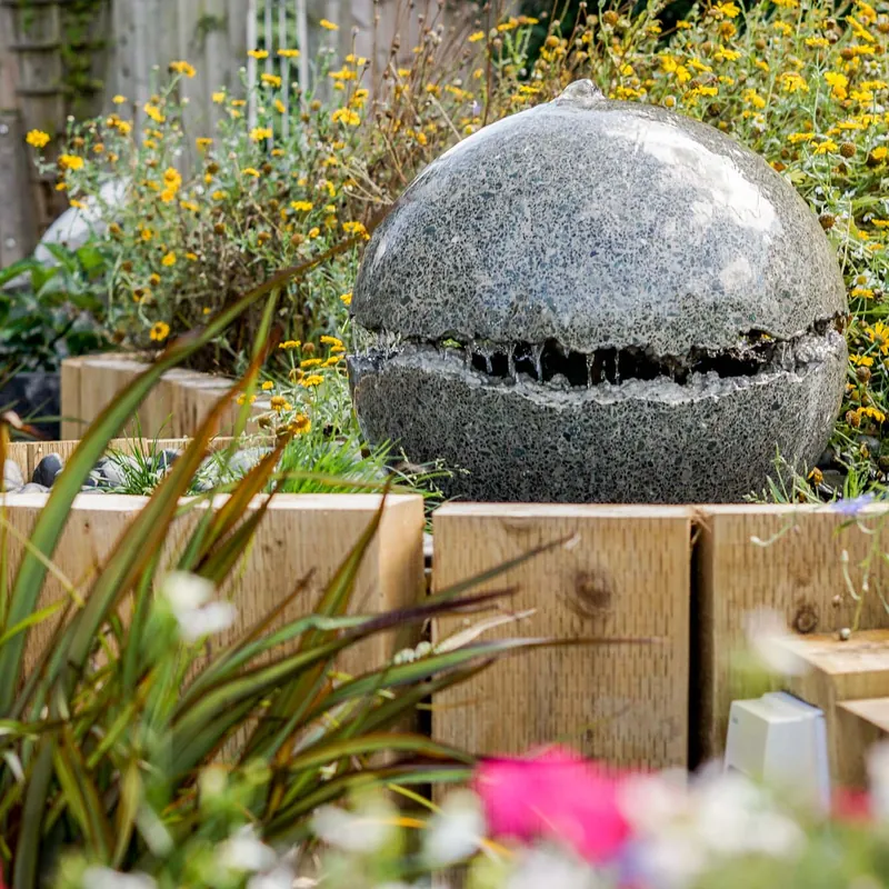 Stunning contemporary garden features